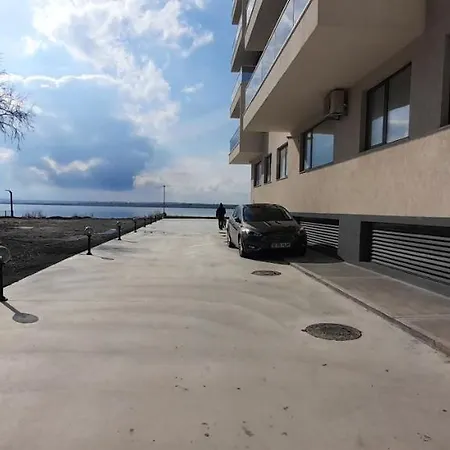 De Lux Lakeside Apartment