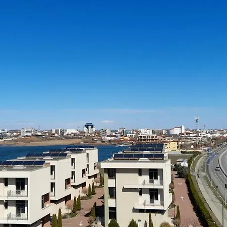 De Lux Lakeside Apartment Mamaia